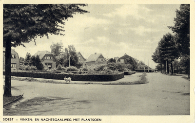 14305 Gezicht op het plantsoen tussen de Nachtegaallaan en Vinkenweg te Soestdijk (gemeente Soest) uit het zuiden; met ...